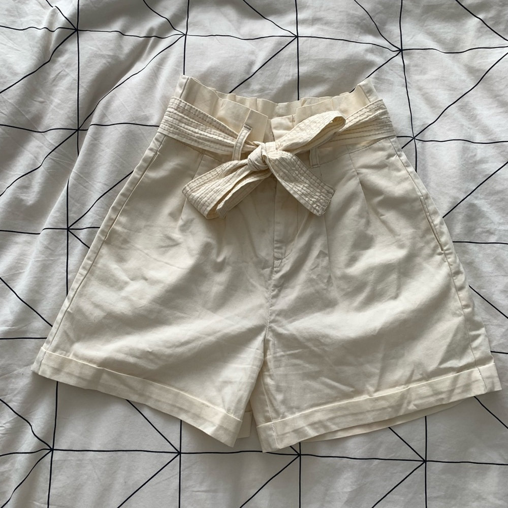 AE cotton Highwaisted Cream Belted Shorts sz 2